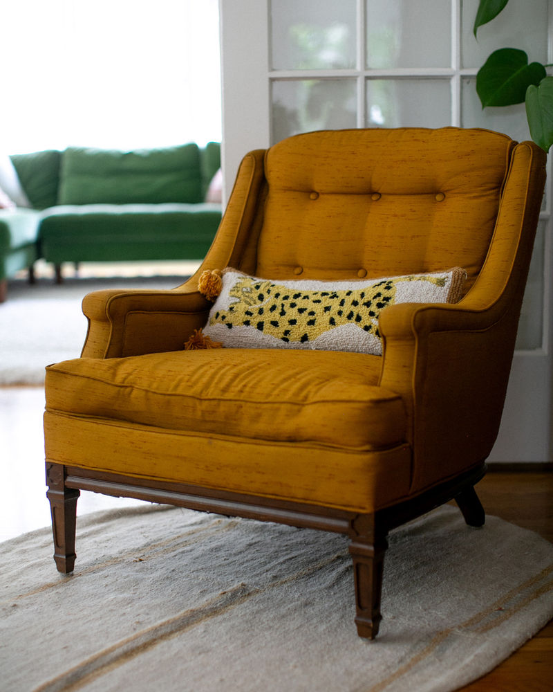Furnished room with procured pieces